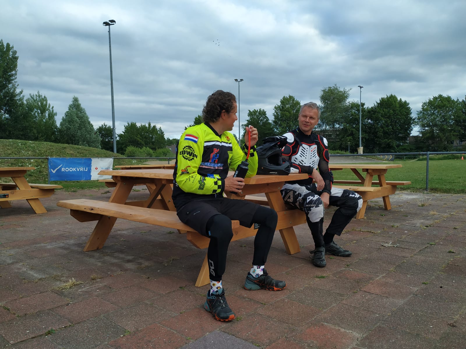 Nieuwe tafels met .... mannen