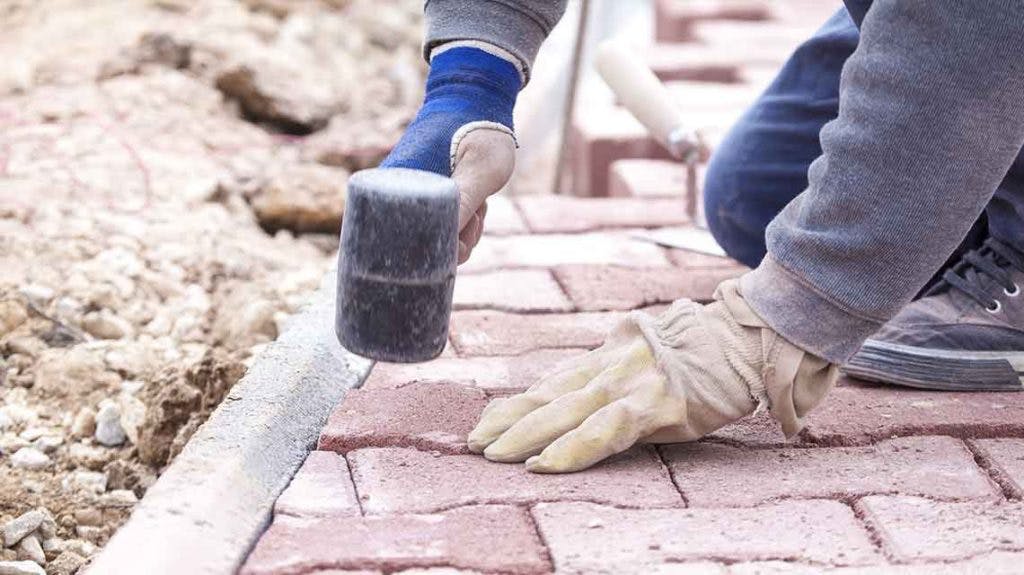 Wie komt helpen deel startheuvel opnieuw te bestraten 