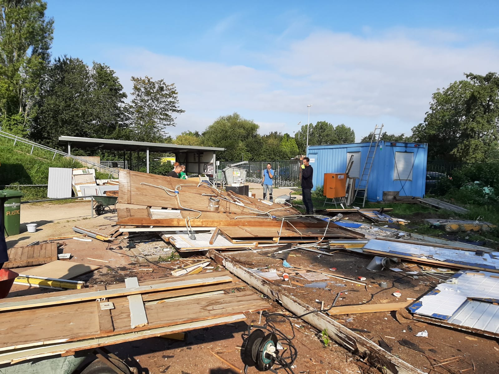 En weg is het oude clubgebouw