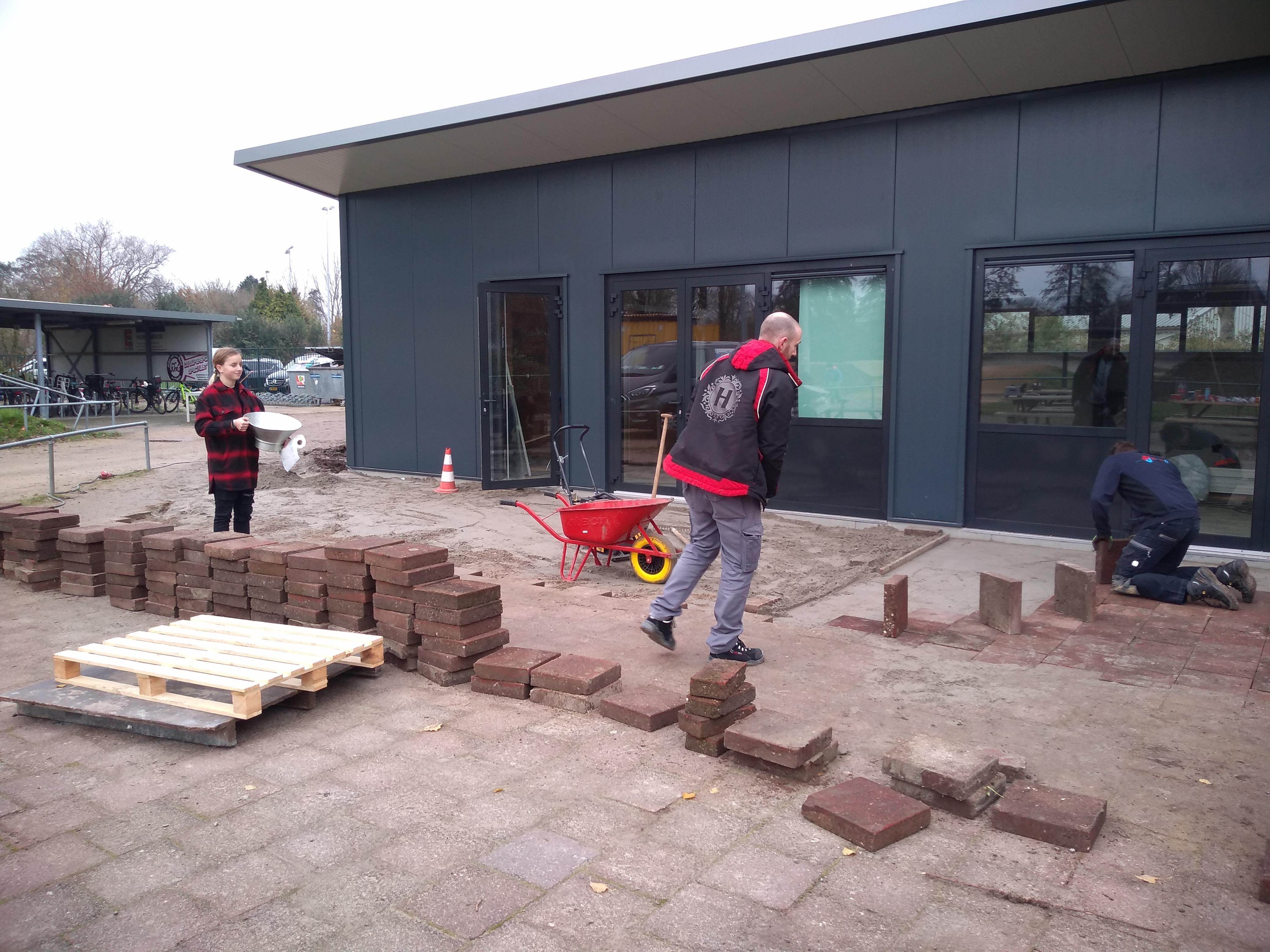 Vele leden en ouders tijdens de klusdag in touw